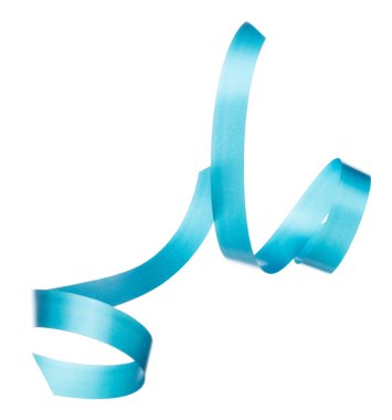 Mavi kurdele, kıvrımlı kıvrımlı parlak bir şekilde havada uçuyor. Hediyelik doğum günü partisi için mavi kurdele süslemek ve kumaştan uzun düz kumaş yapmak için. Beyaz arkaplan izole