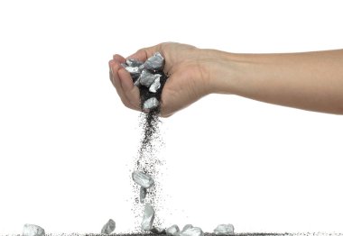 Madenci el parmaklarından gümüş cevher parçacıkları düştü. Gümüş madencilik endüstrisinin elinde bulunan gümüş külçeli taş çakıl taşları. Beyaz arkaplan izole edilmiş fırlatma durdurma hareketi