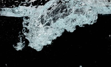 Okyanus dalgaları su altında yüzeye çıkar ve birçok kabarcıklar oluşur. Soda içmek, sifonu çekmek, hava kabarcığı. Siyah arkaplan izole edilmiş dondurucu element