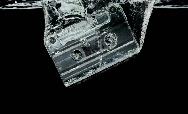 Cassette Retro Vintage Tape Vallen Helder Water Met Luchtbel Zwarte — Stockfoto