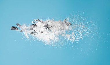Çivi çivisi çivi çivisi çivi çivisi çiviyi çakar. Tehlikeli çivi, kara gizlenmiş kaya nesnesini vidalıyor. Kar, kaza riski ve çöpleri kaplıyor. Mavi gökyüzü kış arka planı izole