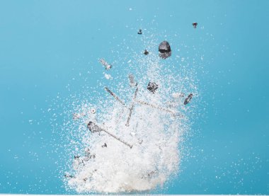 Çivi çivisi çivi çivisi çivi çivisi çiviyi çakar. Tehlikeli çivi, kara gizlenmiş kaya nesnesini vidalıyor. Kar, kaza riski ve çöpleri kaplıyor. Mavi gökyüzü kış arka planı izole