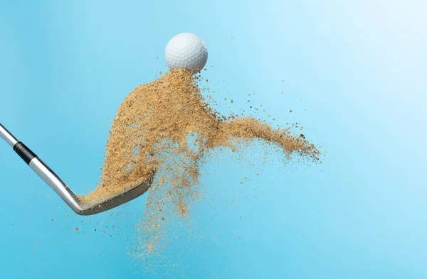 Golfball Skjorte Eksploderer Fra Sandbunkeren Golfer Slår Ball Med Klubb – stockfoto
