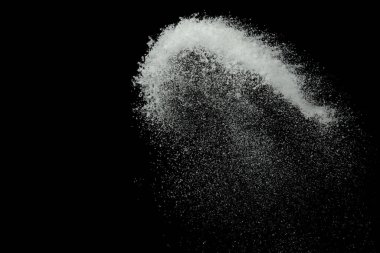 Düşen karların fotoğrafı, büyük, büyük, büyük kar yağışları. Siyah arkaplandaki dondurucu çekim izole edildi. Yumuşak beyaz kar taneleri bulutları havada uçuşuyor. Gerçek Kar Fırlatma