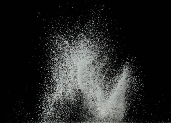 Круглая круглая форма снега, падающего с неба или с крыши, тяжелые большие небольшие снега. Стоп-кадр на черном фоне изолированный накладывается. Пушистые белые снежинки плескаются облака взрыва в воздухе.