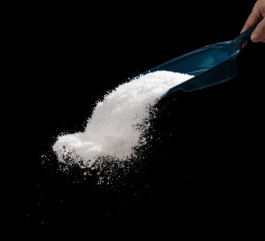 İnsanlar karları kürekle evlerinin dışına süpürüyor. Kar ve kürek süpürüp yürüme mesafesinden atıyorlar. Siyah arkaplan izole, dondurucu çekim