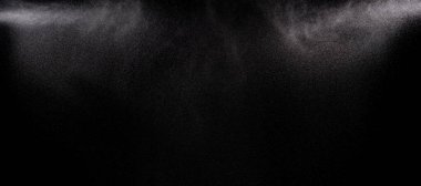 Milyonlarca yıldız tozu, yağan yağmurun, yağan karın, şiddetli kar fırtınasının fotoğrafı. Siyah arkaplandaki dondurucu çekim izole edildi. Sprey su dumanı rüzgardaki yıldız parçacığı gibi