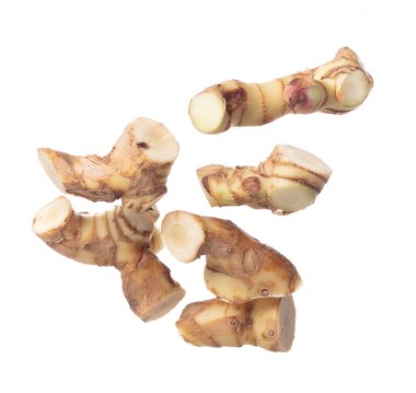 Galangal havada uçuyor, taze sebze baharatı kabuğu düşüyor. Organik taze bitkisel galangal kökü kafa kesimi, kesik kesik doku. Beyaz arkaplan izole edilmiş yüksek hız deklanşörü