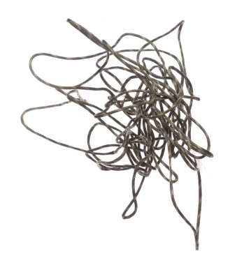 Karmaşık Dağcılık İp Yuvarlaması havada uçuşuyor. Spor dağ hobisi için güçlü tırmanma ipi, tırmanma ipinin ağırlığını tutmak için güvenlik teçhizatı gerekir. Beyaz arkaplan izole