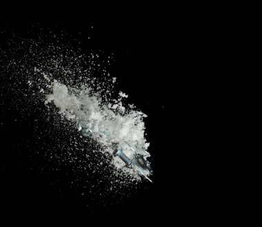 Çivi çivisi, yolda kar altında keskin bir nesne. Karda gizlenmiş keskin çivi camı tehlikeli bir obje. Kar, kaza riski ile düşerken çöp enkazını kapatır. Siyah arkaplan izole