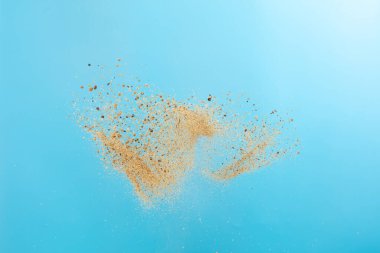 Büyük Kum Uçan Patlaması, Altın Tahıl Dalgası Patlaması. Soyut bulut sineği. Sarı renkli kum damlaları içine hava atıyor. Mavi gökyüzü arkaplanı izole edildi, donma hareketi fırlatılıyor