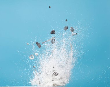 Çivi çivisi çivi çivisi çivi çivisi çiviyi çakar. Tehlikeli çivi, kara gizlenmiş kaya nesnesini vidalıyor. Kar, kaza riski ve çöpleri kaplıyor. Mavi gökyüzü kış arka planı izole