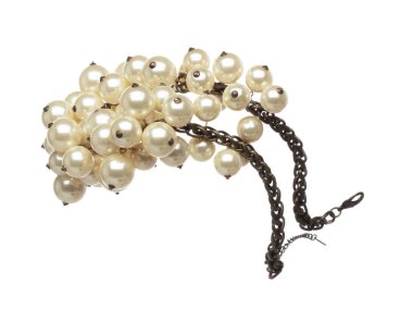 İnci boncuklu yaka havada uçuşuyor. Moda süslemeleri için mücevher olarak açık deniz inci boncuk kolye. Moda süsü kolyesi daha şık olsun diye. Beyaz arkaplan izole