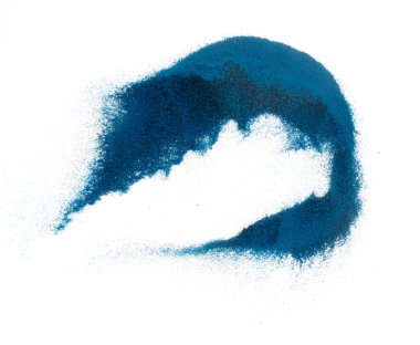 Mavi Kum Uçan Patlaması, Okyanus kum tanecikleri patlaması. Soyut bulut sineği, renkli su sıçratma havası. Beyaz arka plan izole edilmiş yüksek hız deklanşörü, dondurucu atış