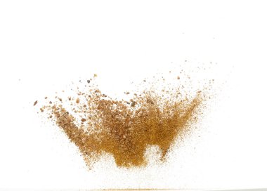 Madencilikten gelen altın cevheri karışımı kum patlaması. Altın cevheri tozu patlaması. Altın madenciliğinde kum taşı çakılı patlama. Beyaz arkaplan izole edilmiş fırlatma durdurma hareketi