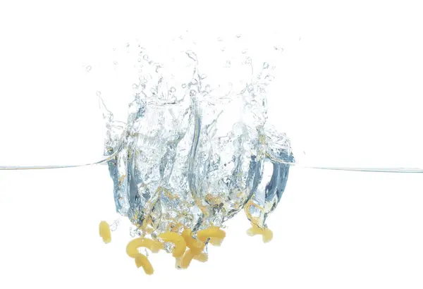 Rauwe Pasta Macaroni Valt Water Creëert Luchtbellen Het Oppervlak Gele — Stockfoto