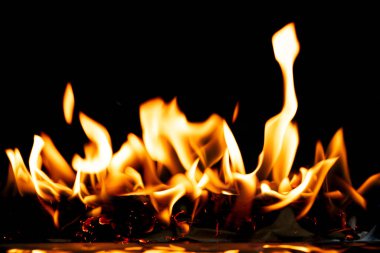 Fire Flames Blaze siyah arka planda izole edilmiş. Soyut kağıt dokusuna ateş etmek. Ateş kağıt küle döner ve ateş yaratır. Fotoğraf gerçekten yüksek çözünürlüklü