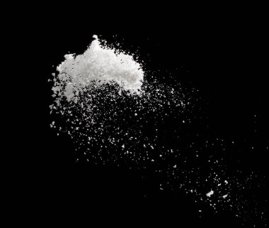 Kar sineği fırlatırken çekilmiş bir fotoğraf. Karlı dondurucu çekim siyah arka planda izole edilmiş. Pofuduk beyaz kar taneleri, düşen bulutlar. Gerçek kar yağıyor.