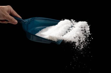 İnsanlar karları kürekle evlerinin dışına süpürüyor. Kar ve kürek süpürüp yürüme mesafesinden atıyorlar. Siyah arkaplan izole, dondurucu çekim