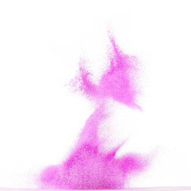 Küçük ölçekli mor kum uçan patlama, menekşe kum tanecikleri patlar. Soyut bulut sineği. Mor renkli kum sıçraması havayı içine atıyor. Beyaz arka plan izole edilmiş yüksek hızlı deklanşör, dondurucu fırlatma
