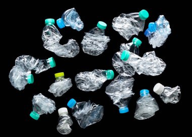 Plastik şişe havada uçar, evcil plastik şişe yeşil kapaklı patlar. Kullanılmış plastik şişeler içine hava atıyor. Siyah arkaplan izole edilmiş yüksek hız deklanşörü