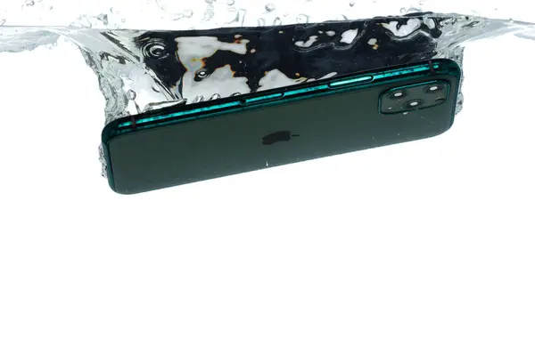 智能手机事故与气泡一起掉进了清澈的水中 智能手机手机不小心掉进了清澈的淡水 大海和受保护的Ip中 孤立的白色背景 — 图库照片
