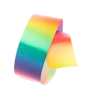 Gökkuşağı kurdelesi havada düz uçuyor ve kıvrımları parlak. Hediyelik doğum günü partisi için gökkuşağı lgbt kurdelesi süslemek ve kumaştan uzun düz kumaş yapmak için. Beyaz arkaplan