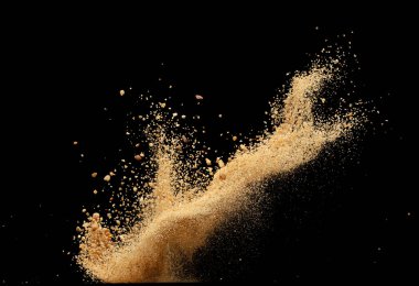 Büyük Kum Uçan Patlaması, Altın Tahıl Dalgası Patlaması. Soyut bulut sineği. Sarı renkli kum damlaları içine hava atıyor. Siyah arkaplan izole seçili odak bulanıklığı