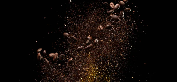 咖啡烤豆子粉爆裂 咖啡碎豆子粉倒入豆子中 烘烤的咖啡豆粉在半空中飞溅 黑色背景孤立的黄金浮雕H — 图库照片
