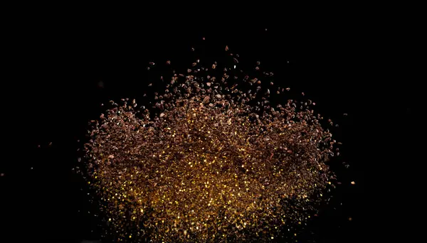 咖啡烘烤粉粉尘飞散 咖啡碎地面飘洒倾泻 烘烤咖啡粉的粉末在半空中飞溅爆炸 黑色背景孤立的黄金浮雕H — 图库照片
