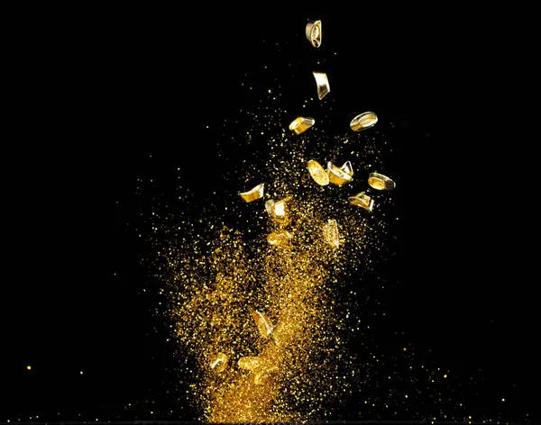 金锭中国货币棒的代币在空气中飘扬着灰尘颗粒 中国新年 元宝金锭飘扬成金银砂颗粒 语言是富裕的繁荣 孤立的黑色背景 — 图库照片