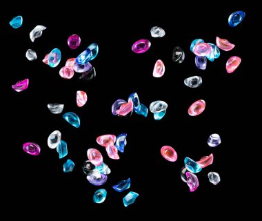 Çin süsü renkli kristal Ingot jetonu. Çinlilerin renkli kristal dövmelerinin dekorasyon unsurları. Festival için Yuanbao parası. Siyah arkaplan izole