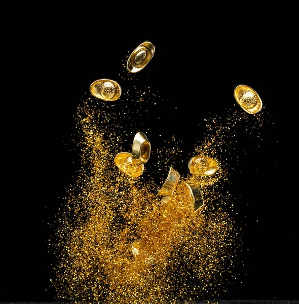 ゴールドインゴットチャイナマネーバートークンは 空気中のほこりの粒子で飛ぶ 中国の黄金の砂粒に浮かぶ黄金の金のゴールドのインゴット 言語は豊かな繁栄である 隔離された黒い背景 — ストック写真