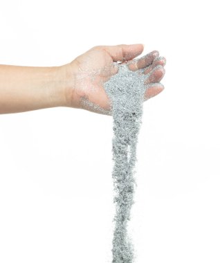 Gümüş metalik parıltı elinden düşer. Gümüş Parıltı Kum Kıvılcımı Çin 'in yeni yılını kutluyor, partiküller elden dökülüyor. Beyaz arkaplan izole, seçici odak Görüntü bokeh