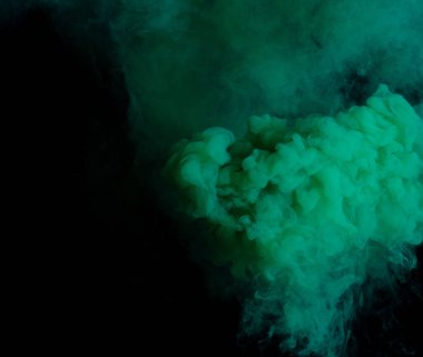 Siyah Arkaplanda Yeşil Yoğun Tüy Duman ve Sis, Soyut Duman Bulutları, Odakta Bulanık Hareket. Kuru buz sineğinin dumanı havada uçuşuyor, dokuyu etkiliyor.