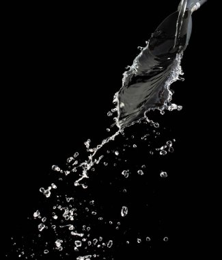 Pantolonun üzerine su dökmek şekil vermek için bir nesne. Damlacıklar ve dalgalar halinde çırpınıyor. Nesnelere su dökmek eğrinin yön değiştirmesine neden olur. Siyah arkaplan izole