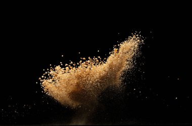 Büyük Kum Uçan Patlaması, Altın Tahıl Dalgası Patlaması. Soyut bulut sineği. Sarı renkli kum damlaları içine hava atıyor. Siyah arkaplan izole seçili odak bulanıklığı