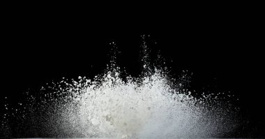 Tapyoka nişasta un sineği patlaması, beyaz pudra tapyoka nişastası havaya düştü. Baharat un tozu element malzemesidir. Göz farı aşkıydı. Siyah arkaplan izole seçili odak bulanıklığı