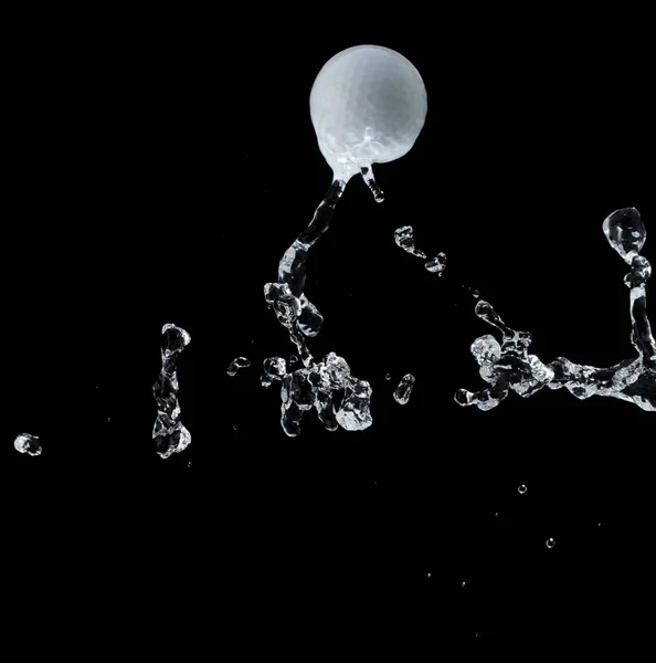 Мяч Гольфа Попал Воду Брызнул Воздух Гольф Мяч Летать Дождем — стоковое фото