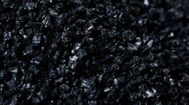 Makro, Silikon Karpit 'in siyah kum boyutunu kapat. İnce parçacık silikon karbit yığını, beyaz arkaplan izole, parçacık element nesnesi