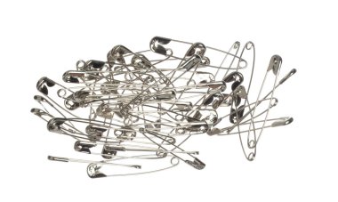 Emniyet iğnesi broşu döküldü, havaya uçtu. Çengelli iğnelerin çoğu yüzen gruplarda su sıçratır. Beyaz arkaplan yüksek hız deklanşör dondurma hareketini izole etti