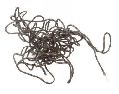 Karmaşık Dağcılık İp Yuvarlaması havada uçuşuyor. Spor dağ hobisi için güçlü tırmanma ipi, tırmanma ipinin ağırlığını tutmak için güvenlik teçhizatı gerekir. Beyaz arkaplan izole