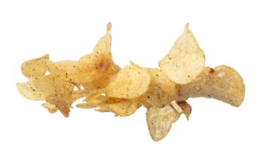 Patates cipsi havada uçuşuyor, kızarmış patates cipsi havada uçuşuyor. Patates cipsi yığını havayı boşaltıyor. Beyaz arkaplan izole edilmiş yüksek hız deklanşörü
