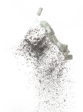 1 'de 3 kahve tozu krema karışımı sinek şekeri düşer. 1 öğütülmüş çiğ kahvenin 3 'ü havada yüzer. 3 'te 1 oranında kahve tozu şekerli krema fırlatma. Beyaz arkaplan izole