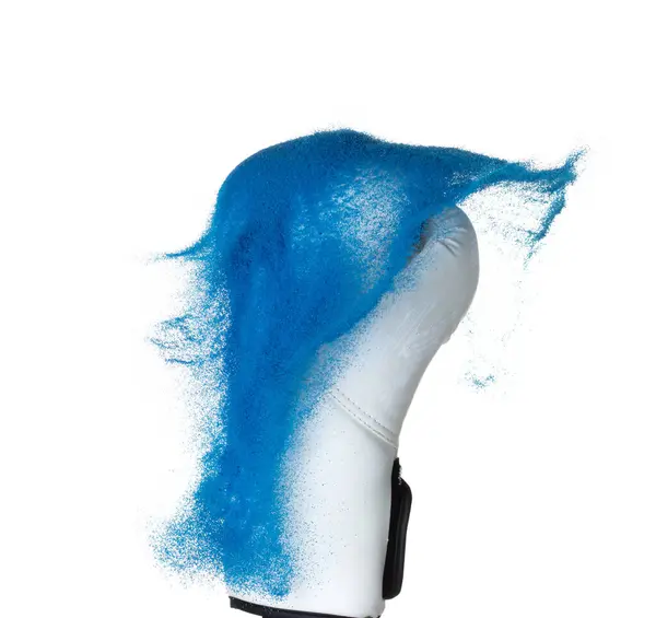 Boxerská Rukavice Dopadla Modrý Písek Explodovala Bílá Boxerka Rukavice Náraz — Stock fotografie