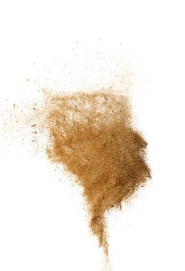 Kum fırtınası çölü. Rüzgâr esintisi etrafında dönüyor. Altın sarısı, sert rüzgarlı bir kum fırtınası. Etrafında ince kum çemberi, beyaz arkaplan izole edilmiş atık parçacık element nesnesi