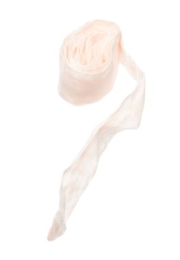 İpli obi Japon geleneksel Komono ekipmanları havada kavisli uçuyor. İpli obi Japon geleneksel Komono kumaşı tören için güzel giysilerdir. Beyaz arkaplan izole