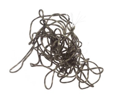 Karmaşık Dağcılık İp Yuvarlaması havada uçuşuyor. Spor dağ hobisi için güçlü tırmanma ipi, tırmanma ipinin ağırlığını tutmak için güvenlik teçhizatı gerekir. Beyaz arkaplan izole