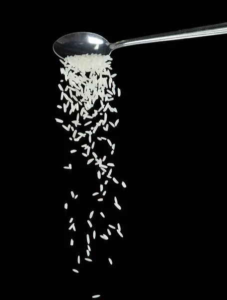 日本の米の秋 白い穀物の価格は 抽象的な雲を注ぐスプーンから飛ぶ 空気中の美しい完全な種子米 食品オブジェクトのデザイン 選択的フォーカスフリーズショット黒の背景が隔離 — ストック写真