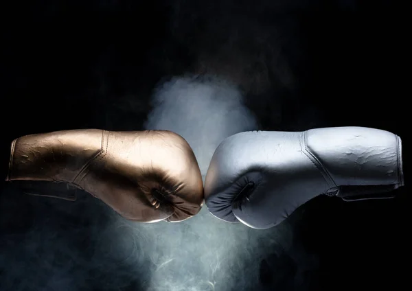 Silver Boxing Twee Handschoen Hit Poeder Samen Exploderen Gold Boxer — Stockfoto
